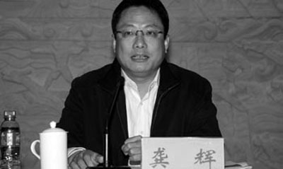 广州市白云区原副区长龚辉因涉嫌受贿近200万元,昨日在花都区狮岭法庭