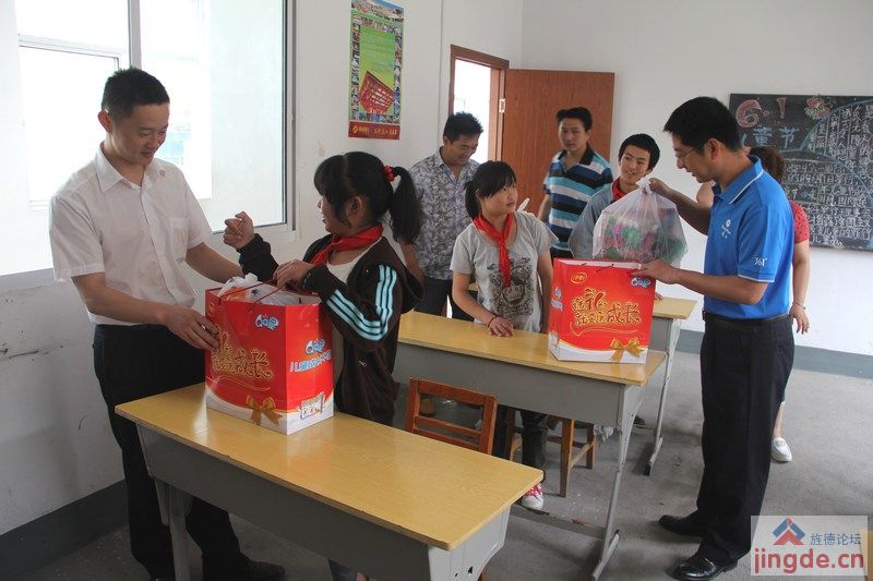 县烟草公司青年志愿者看望聋人学校学生 - 新华