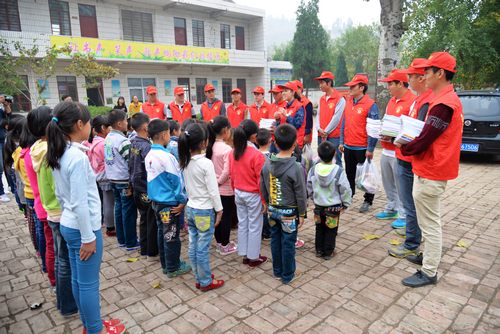 市供电公司志愿者来到济源市邵原镇金沟小学,与该校"结缘",在帮扶学校