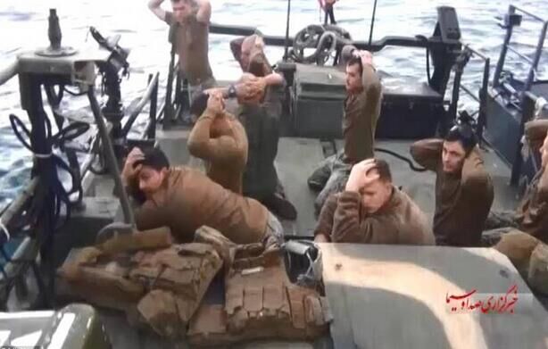 瞧美军双手抱头跪地向伊朗投降一幕,我笑了【原创】
