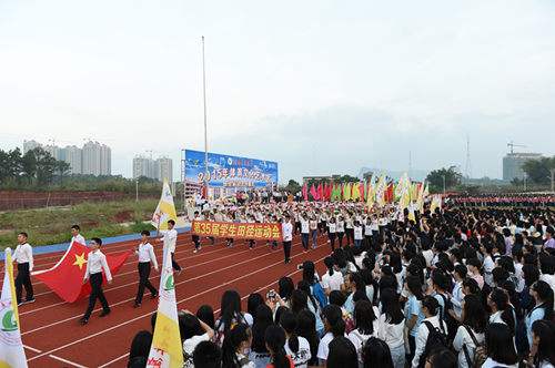 玉林:千余学子齐诵《弟子规》