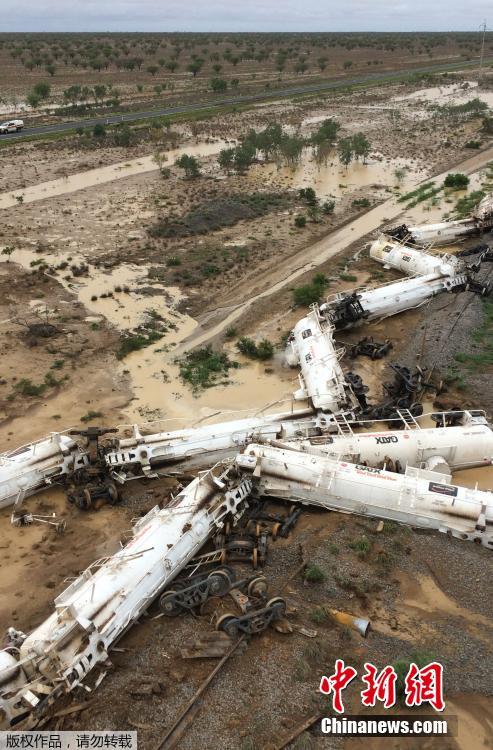 澳大利亚一货运列车脱轨 20万公斤硫酸泄漏(组