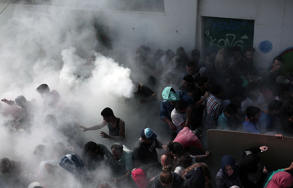 希腊警方为非法移民 搬家 朝人群喷洒灭火剂