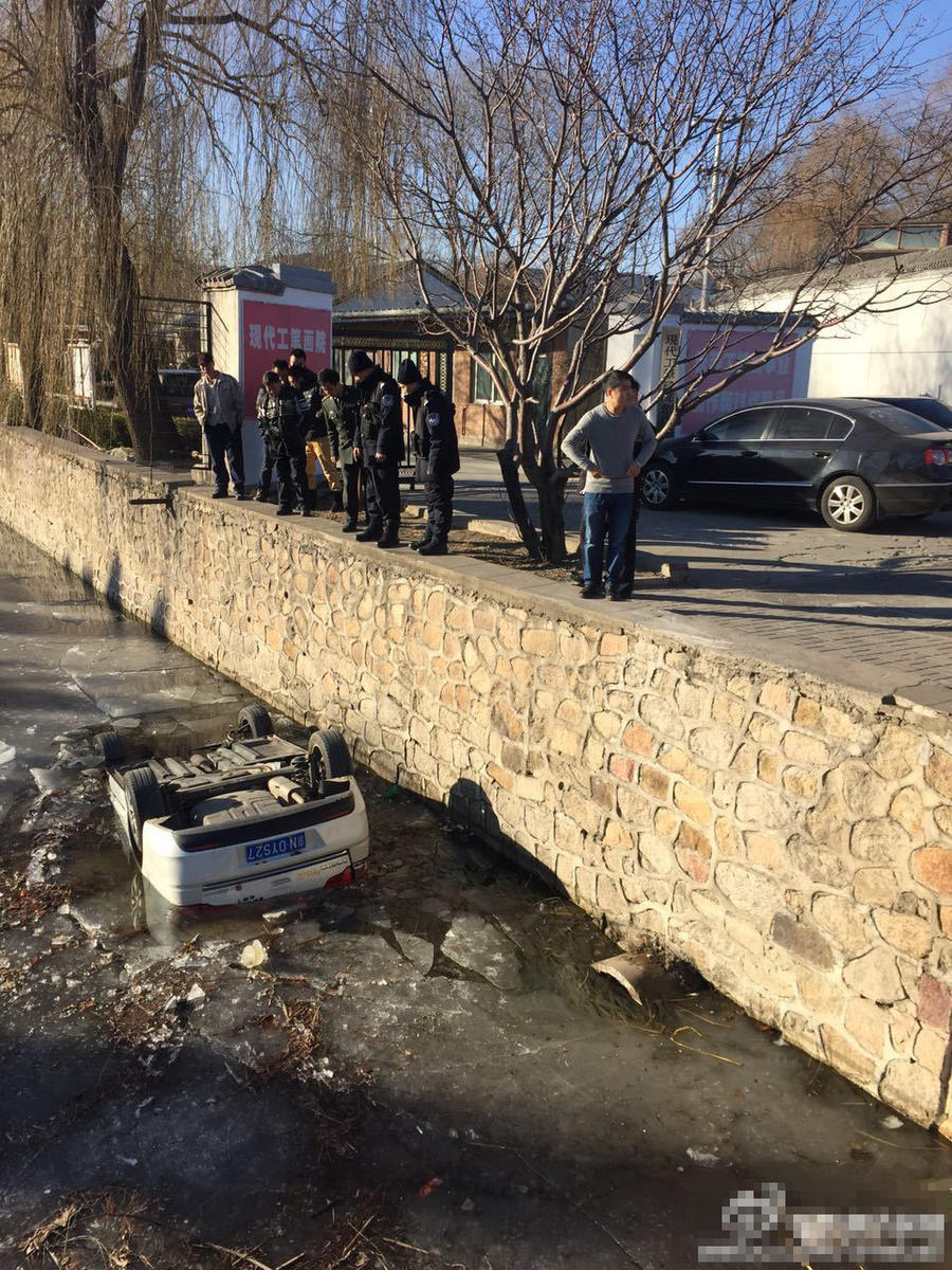 颐和园附近一轿车坠河 司机当场死亡-法治-炫空