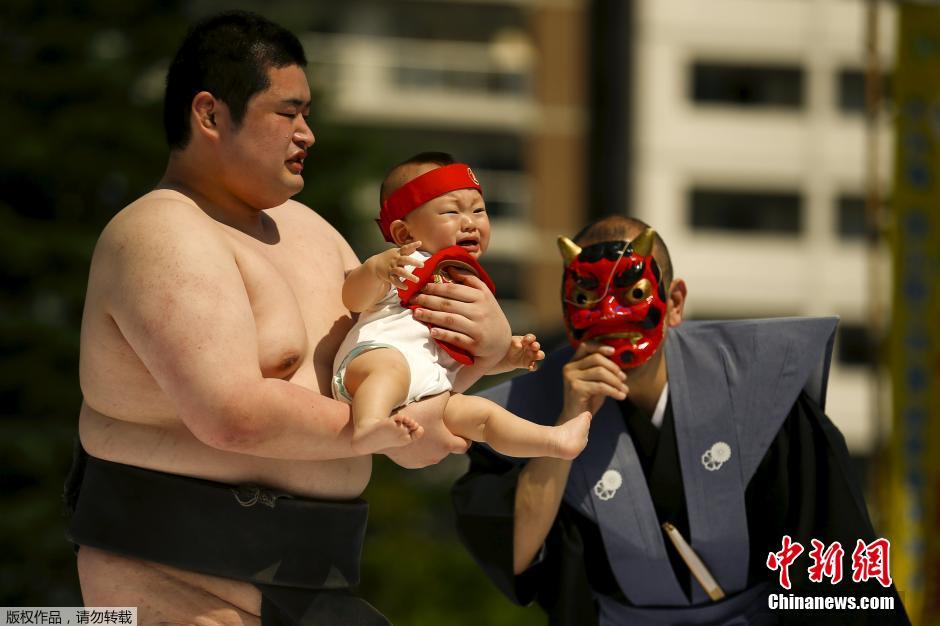 日本婴儿啼哭大赛 相扑选手狠心弄哭幼童-国