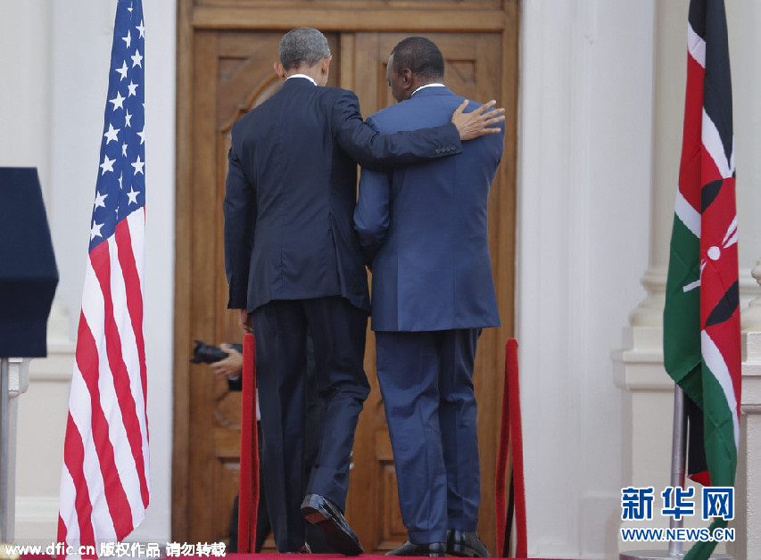 奥巴马与肯尼亚总统召开记者会 哥俩好两人勾