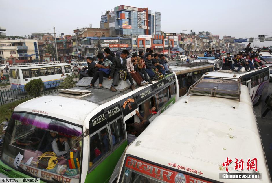 尼泊尔民众挤满车顶返家过节(高清组图)-国际-