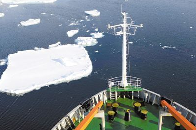 “雪龙”号驶入 南大洋浮冰区