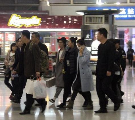 刘涛现身机场众人护驾 口罩遮面忙打电话霸气