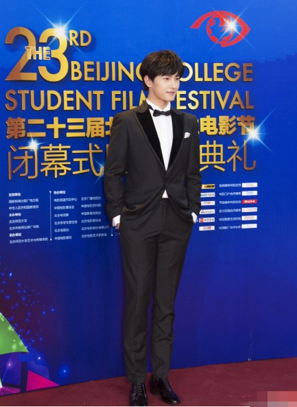 杨洋出席北京大学生电影节闭幕式 横看竖看侧