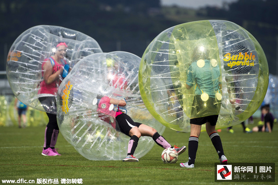 时尚新运动!实拍有趣的气泡足球赛