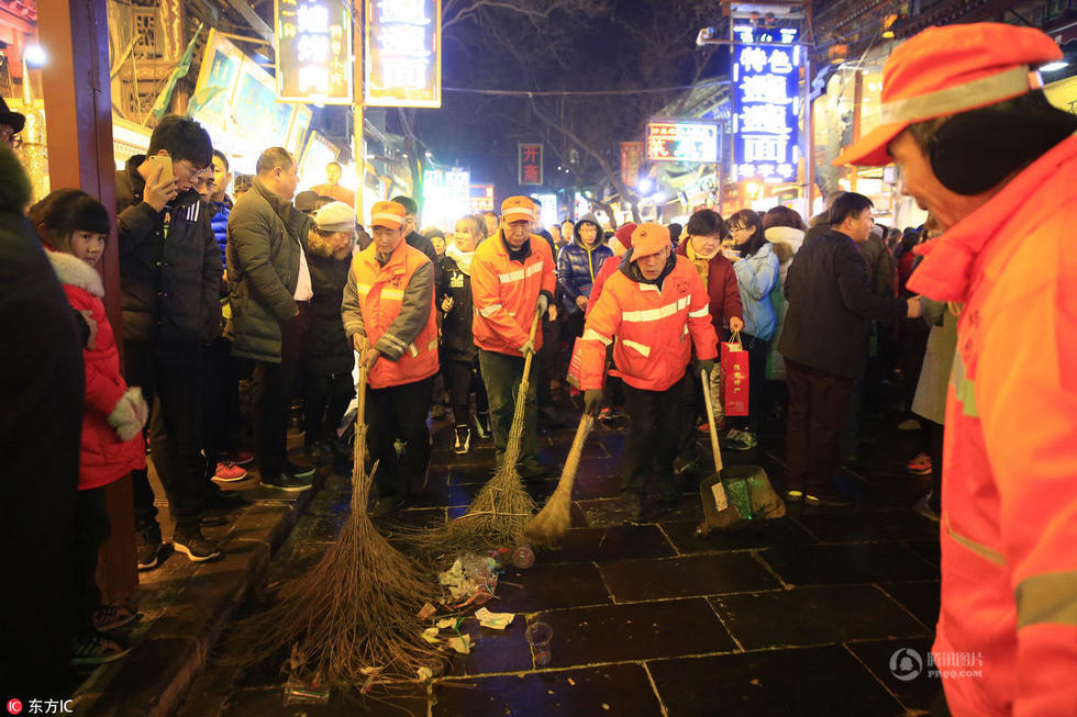 西安回民街游人爆满 环卫工10分钟扫一车垃圾-新华网陕西