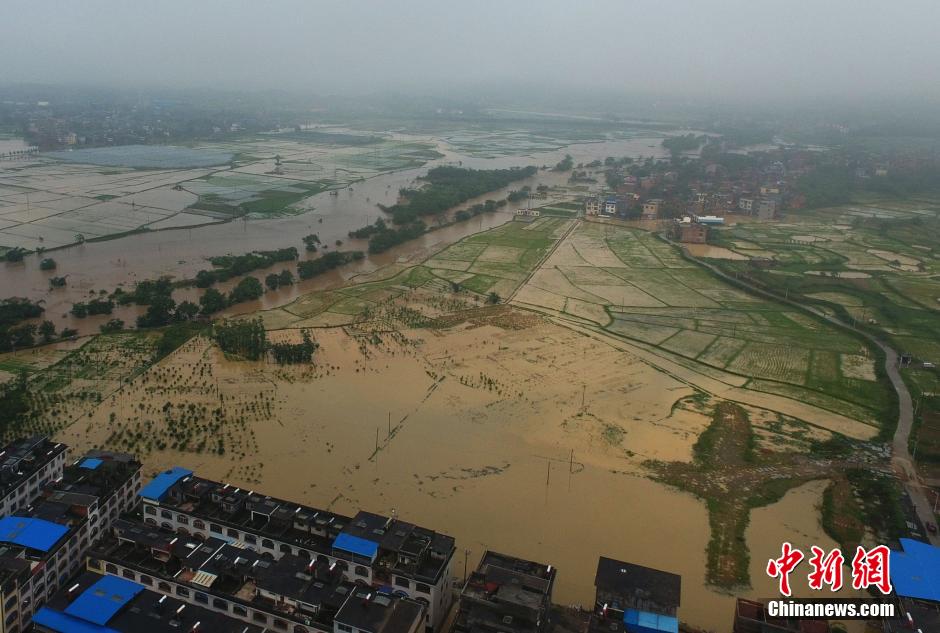 湖南道县遭龙卷风和暴雨袭击 汽车没顶-新华网