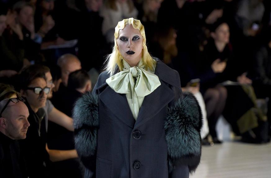 Lady Gaga纽约时装周走秀 妆容惊悚似吸血鬼