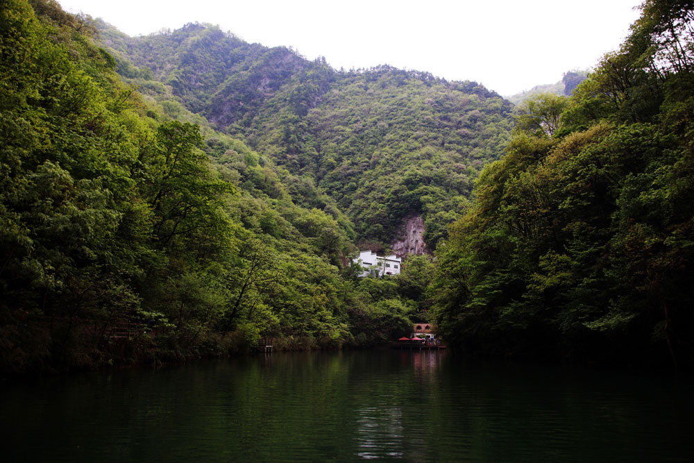 金丝大峡谷国家森林公园位于陕西省商南县东南部新开岭腹地,距县城40