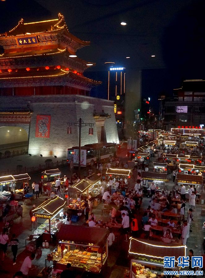 5月17日,开封鼓楼小吃夜市热闹非凡.