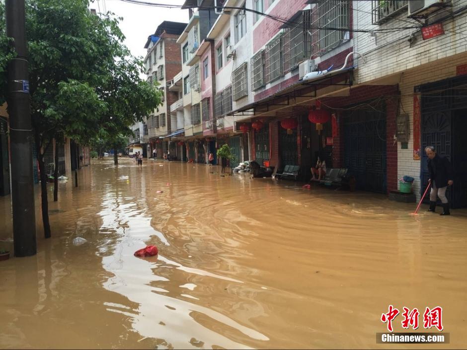 湖南道县遭龙卷风和暴雨袭击 汽车没顶-新华网