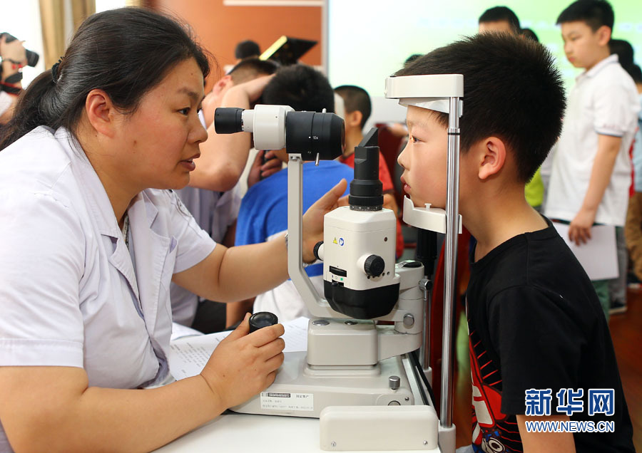 5月11日,天津眼科医院的医生为鞍山道小学的学生进行眼睛结构检查.