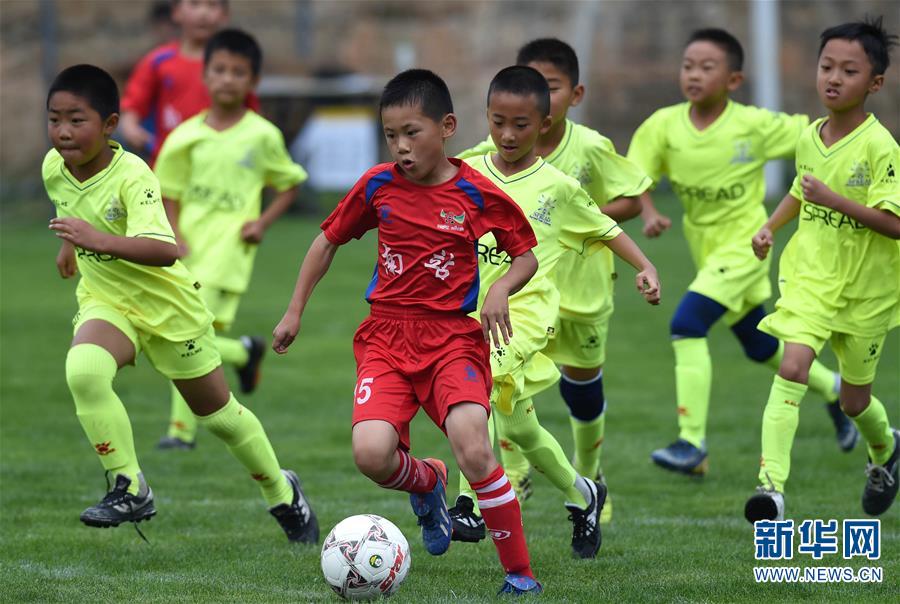 昆明举办城市青少年足球联赛-新华网云南