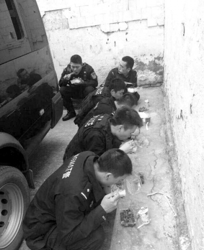 新疆反恐一线警察蹲著吃饭席地睡觉(图)