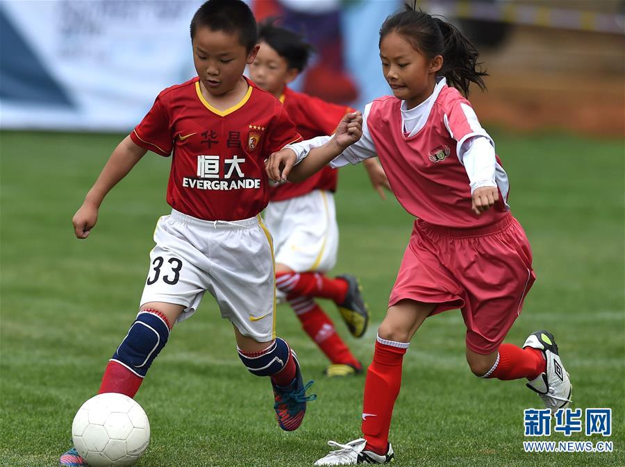 昆明举办城市青少年足球联赛-新华网云南