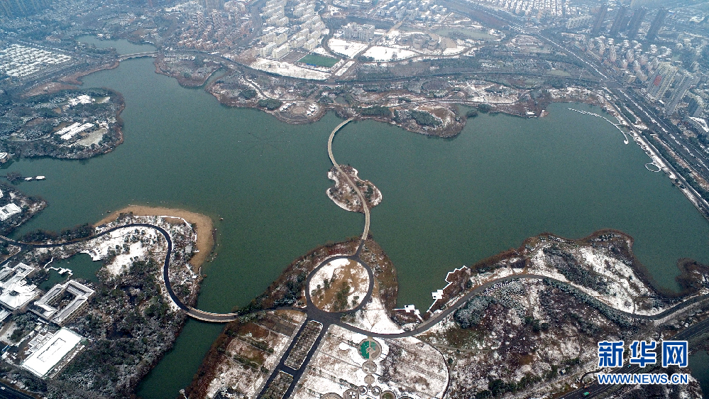 1月21日上午,新华网新闻无人机队安徽中队航拍合肥翡翠湖雪景.