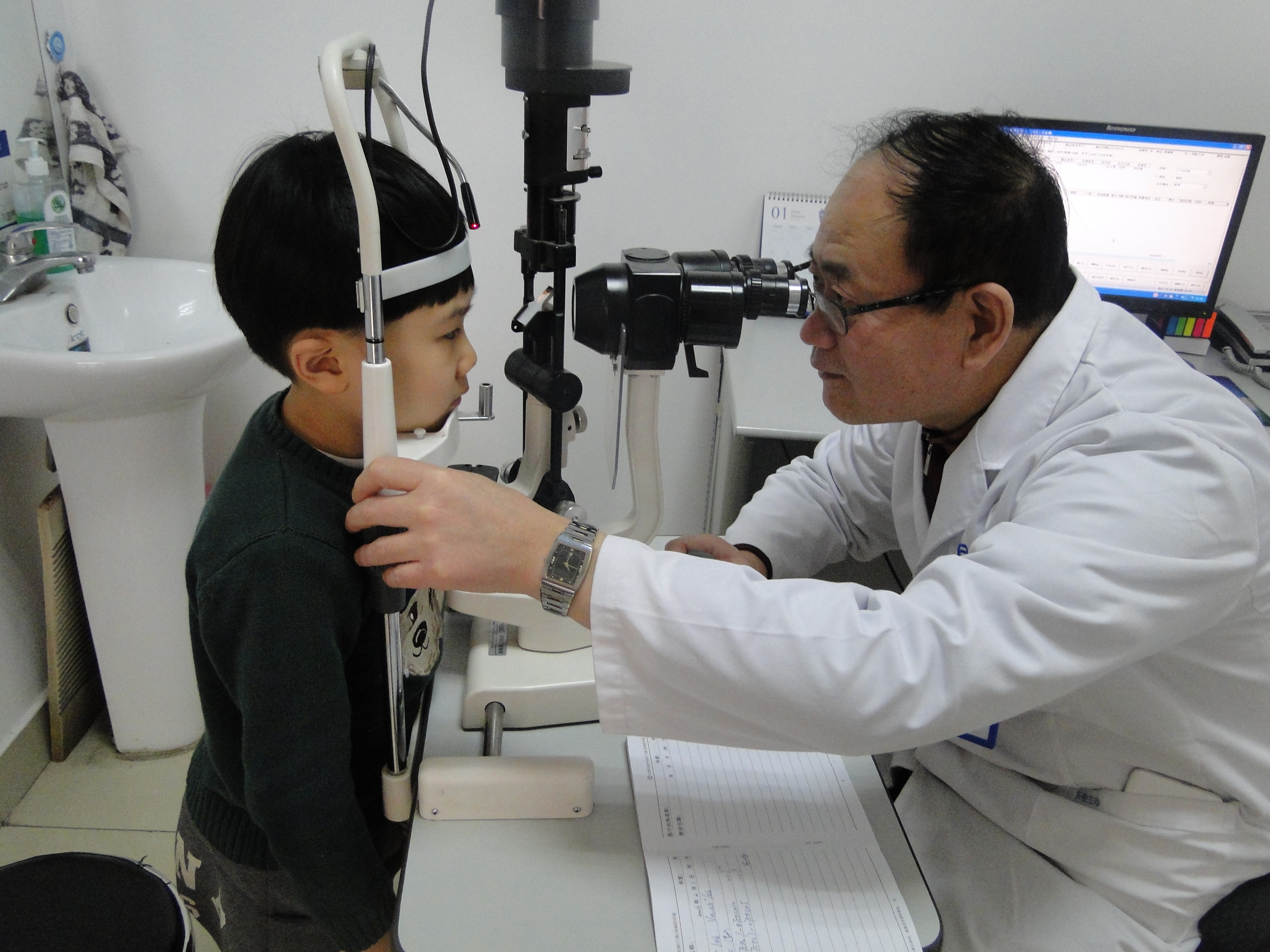 眼科医生提醒:春节期间谨防儿童眼外伤