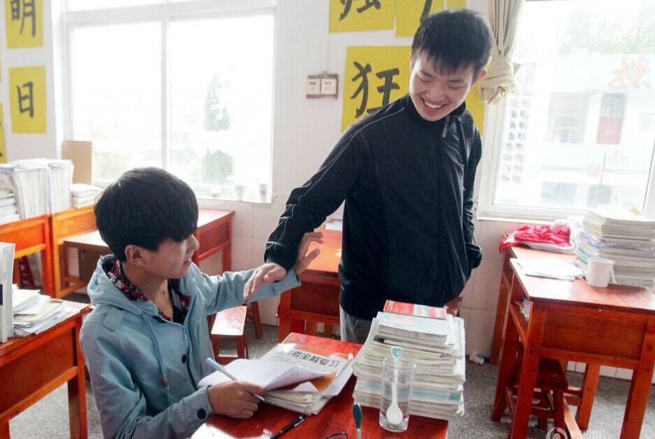徐州一中学生背同学上学三年 被众多网友称赞
