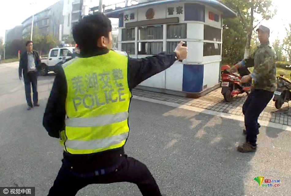 芜湖:男子骑车违章遭查使用铁链追打交警-新华