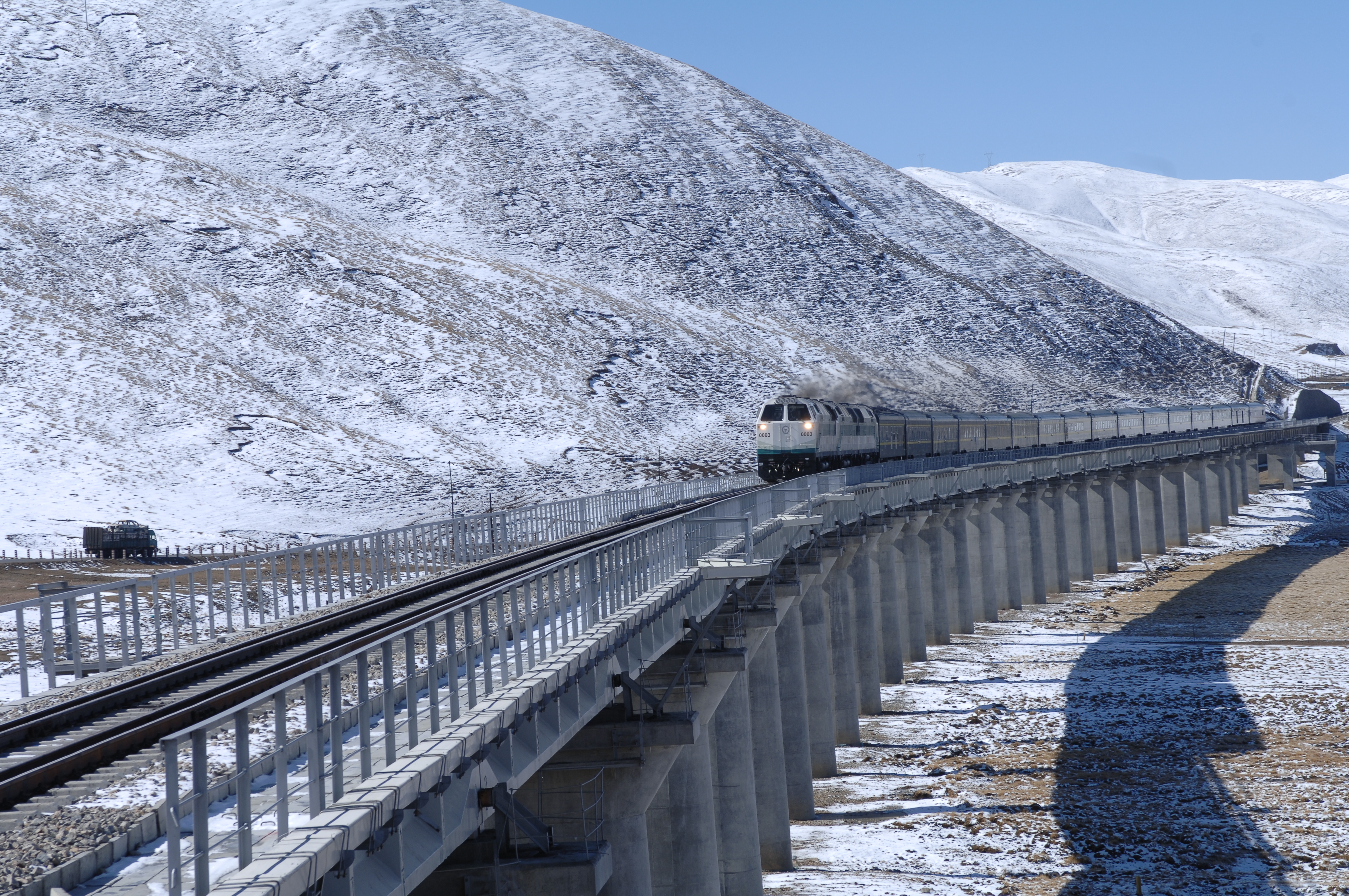 铁路时代的雪域高原--青藏铁路通车10周年-新华网 西藏
