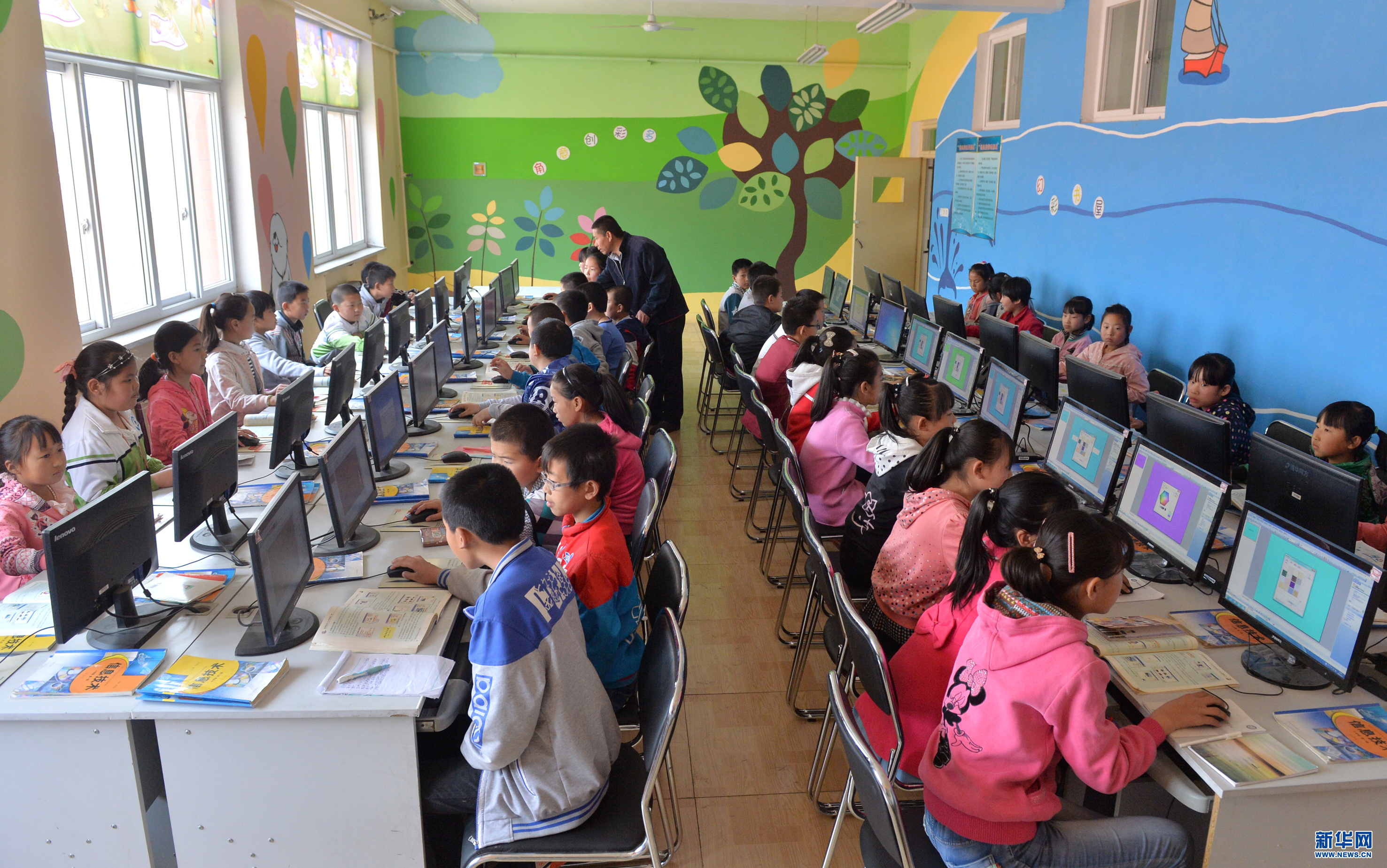 在石家庄市山区教育扶贫项目学校平山县北冶小学,学生们在微机室上课