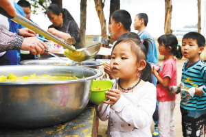 昆明农村中小学生每天补4元营养费-新华网云南