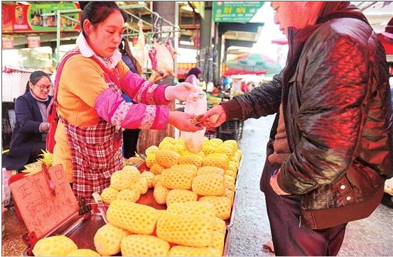春季水果 鲜 入为主 昆明市场枇杷草莓菠萝成新
