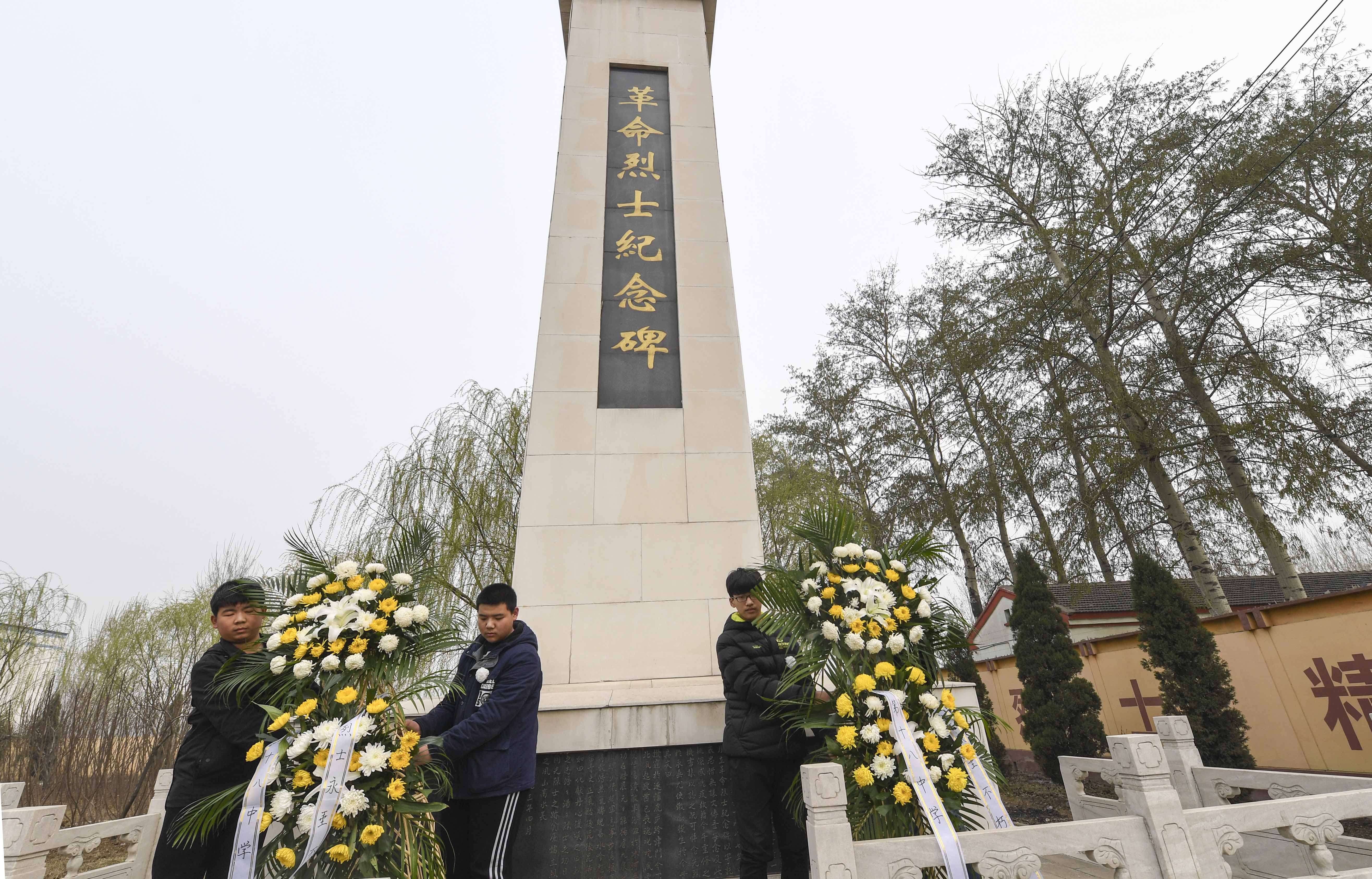 镇组织中学生们来到位于该镇的革命烈士陵园,扫墓,献花,缅怀革命先烈