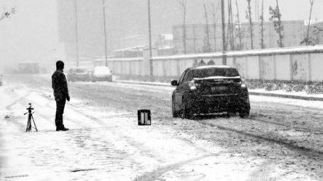 雪天开车事故多发 时速40公里踩刹车得提前30米