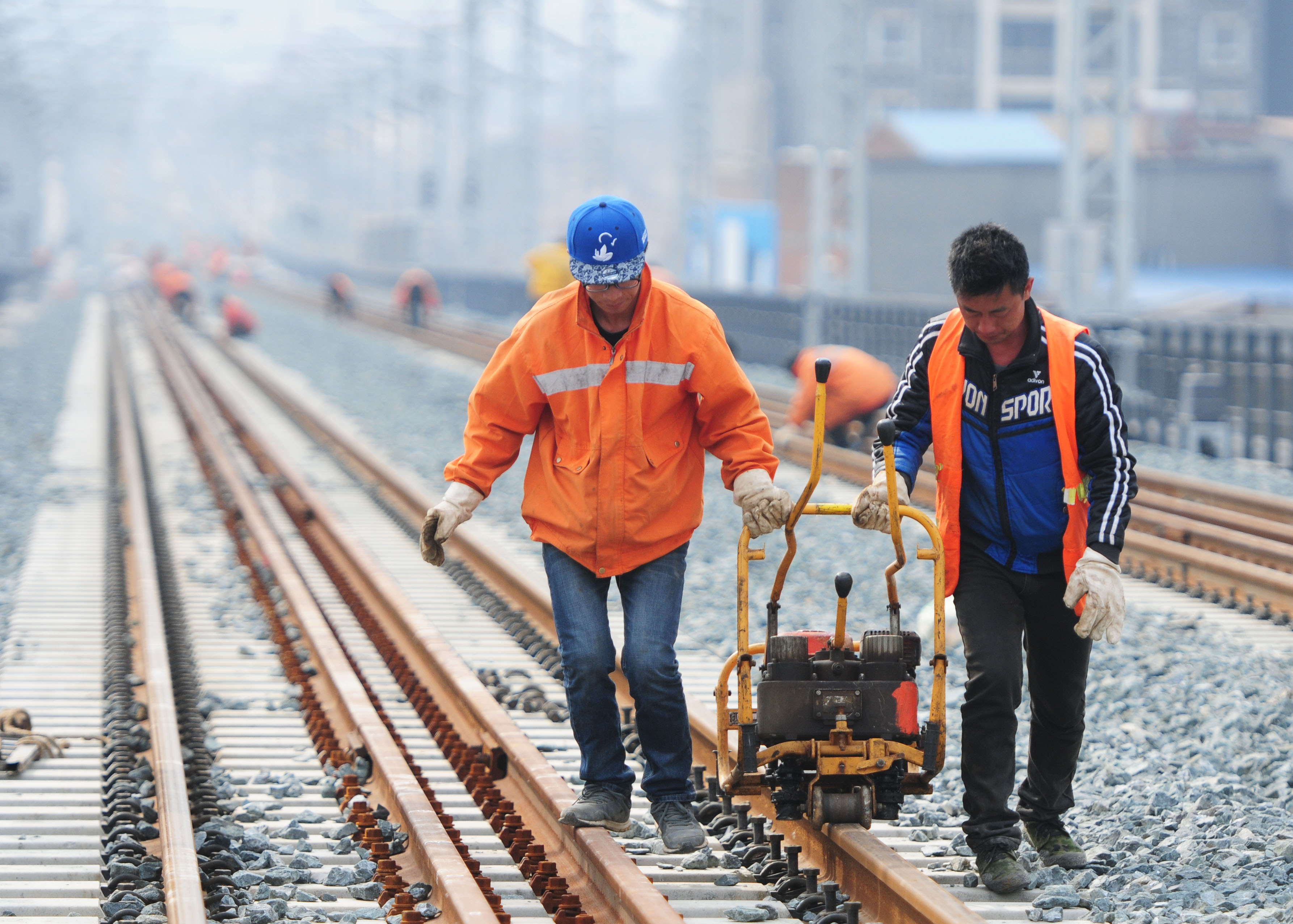2月15日,南昌铁路局九江桥工段的工人在武九客运专线江西庐山至九江区