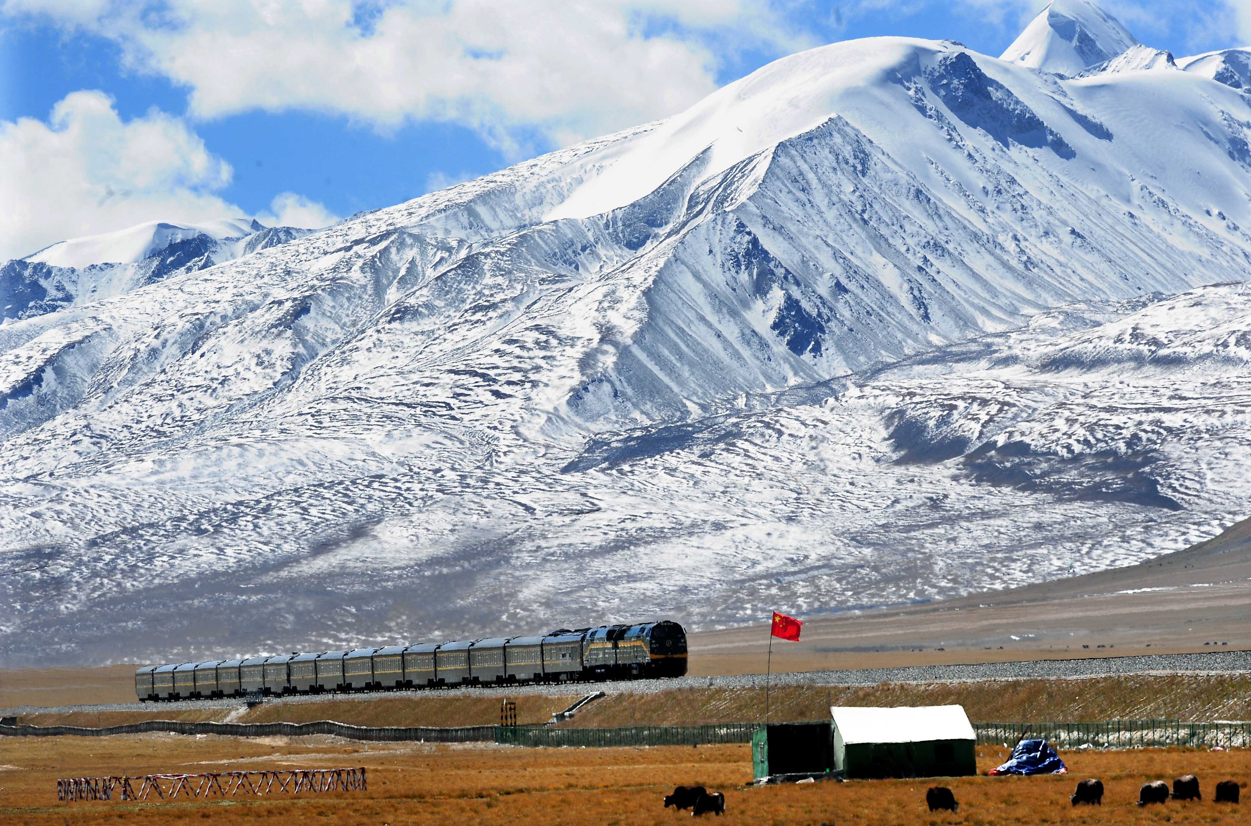 复兴号开进西藏 拉萨至林芝铁路开通运营