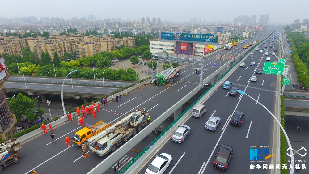 5月23日零时30分许,上海市汶水路,沪太路口的中环线高架道路发生严重