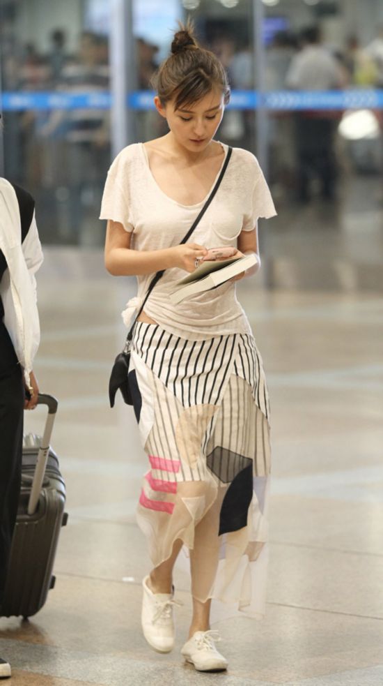热依清凉装扮现身机场 脚蹬球鞋显北京女孩个性