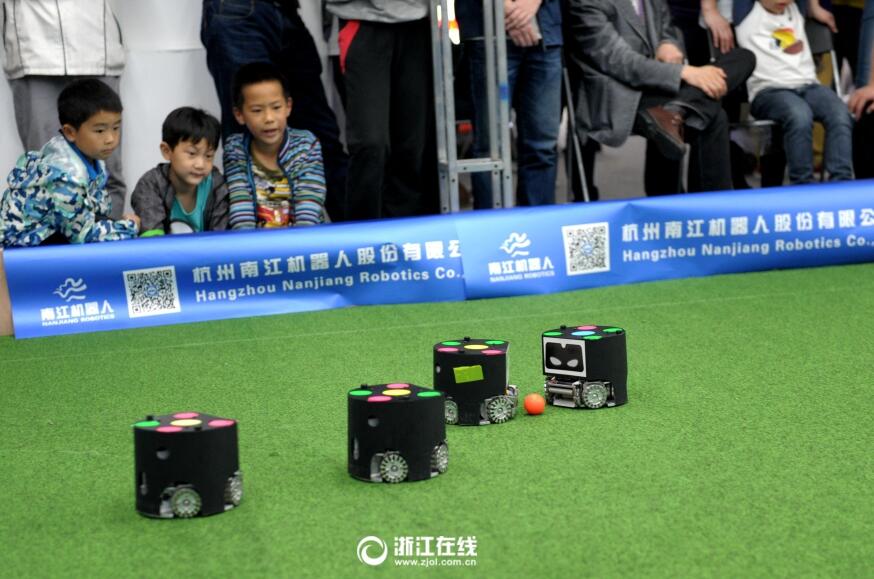 首届浙江省大学生机器人竞赛在杭举行-新华网