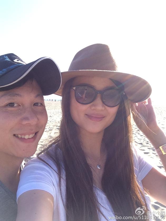 李小鹏与妻子甜蜜约会 沙滩尽享二人世界-新华