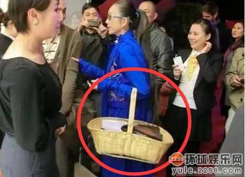 58岁杨丽萍现身某活动,居然提菜篮子到场!