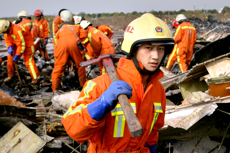 标题:传递大爱—地震中重生的蒋雨航续写生命战歌(组照)