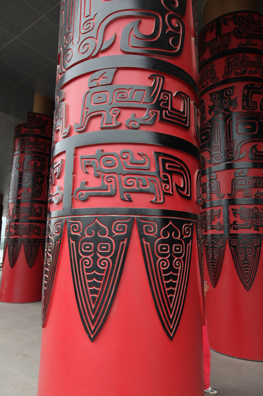 新闻纪实  红黑图案的雕墙和雕柱,以产生殷商文化辉煌的装饰艺术效果.