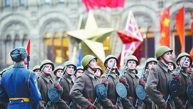 俄罗斯举行6千人红场大阅兵 纪念莫斯科保卫战72周年