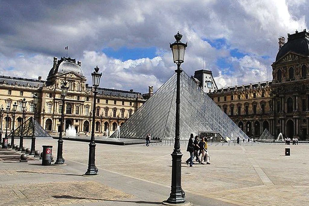 法国巴黎卢浮宫的玻璃金字塔