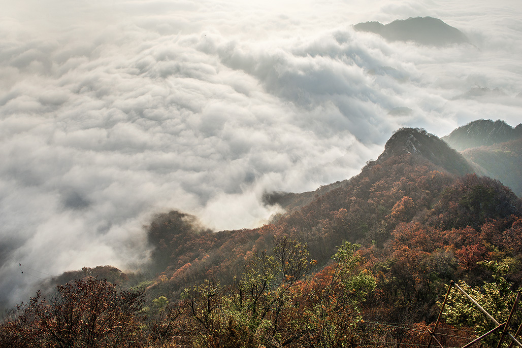 天津市蓟州区八仙山风景区再现云海景观。