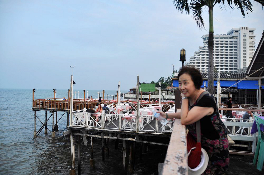 赴泰国体验之旅:曼谷夜海滨吊脚楼海鲜大排档