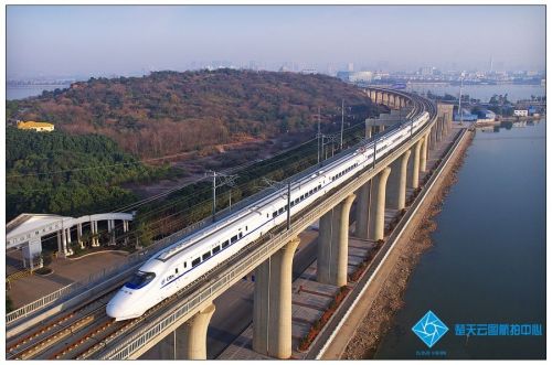 汉城市圈首条城际铁路正式开通运营 桥隧比近