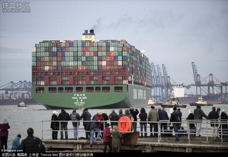 中国巨型集装箱货轮抵欧洲遭围观 犹如海上移动小区